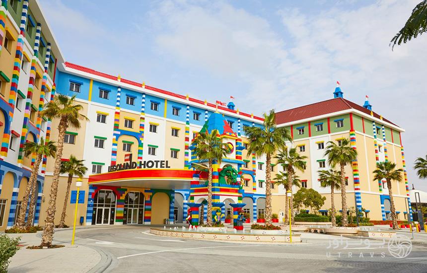 تصویری از نمای بیرونی هتل لگولند دبی که بنایی رنگارنگ با تزیینات لگویی است